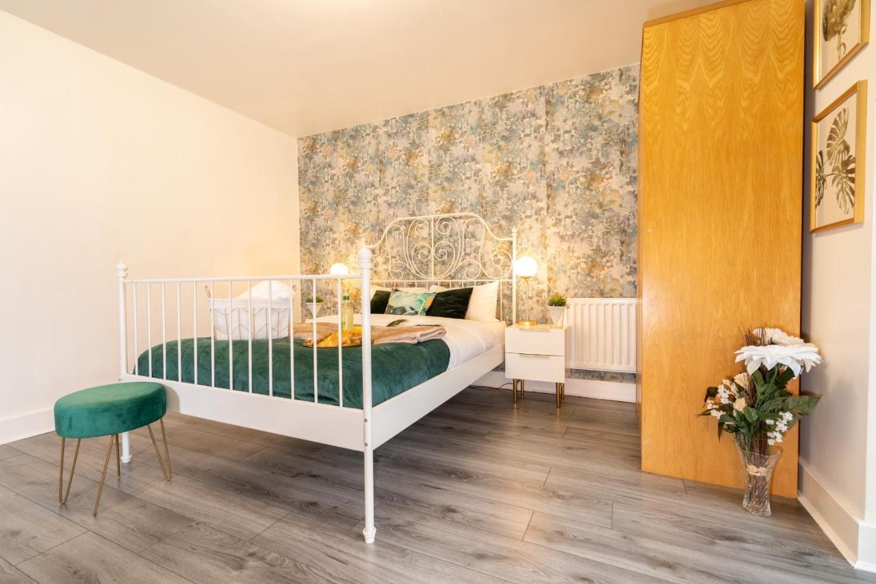 Luxe Place - Netflix & Workspace For 6 Birmingham Luaran gambar