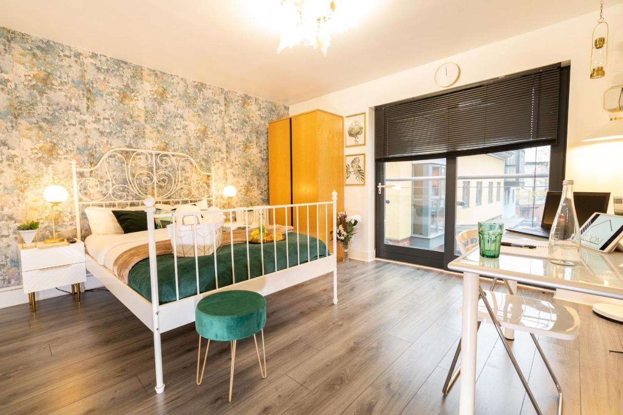 Luxe Place - Netflix & Workspace For 6 Birmingham Luaran gambar