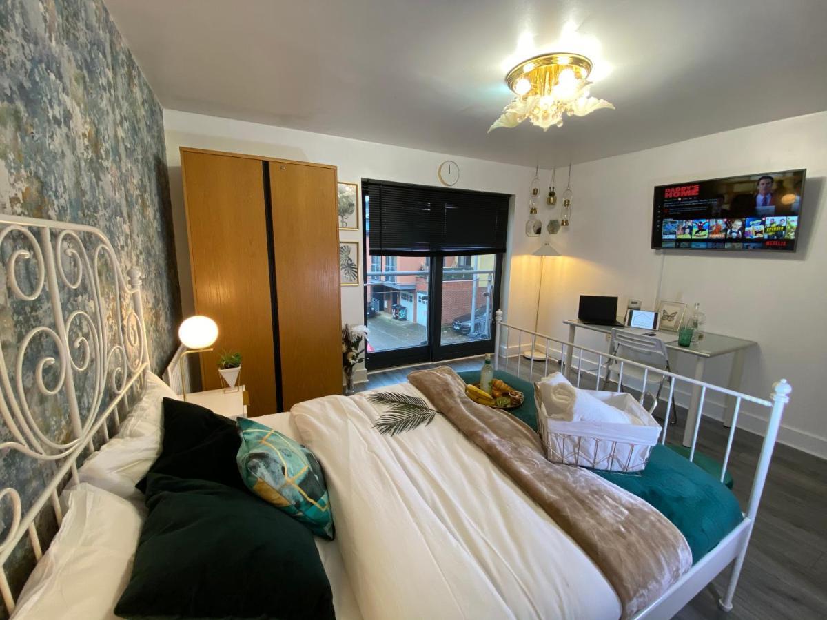 Luxe Place - Netflix & Workspace For 6 Birmingham Luaran gambar