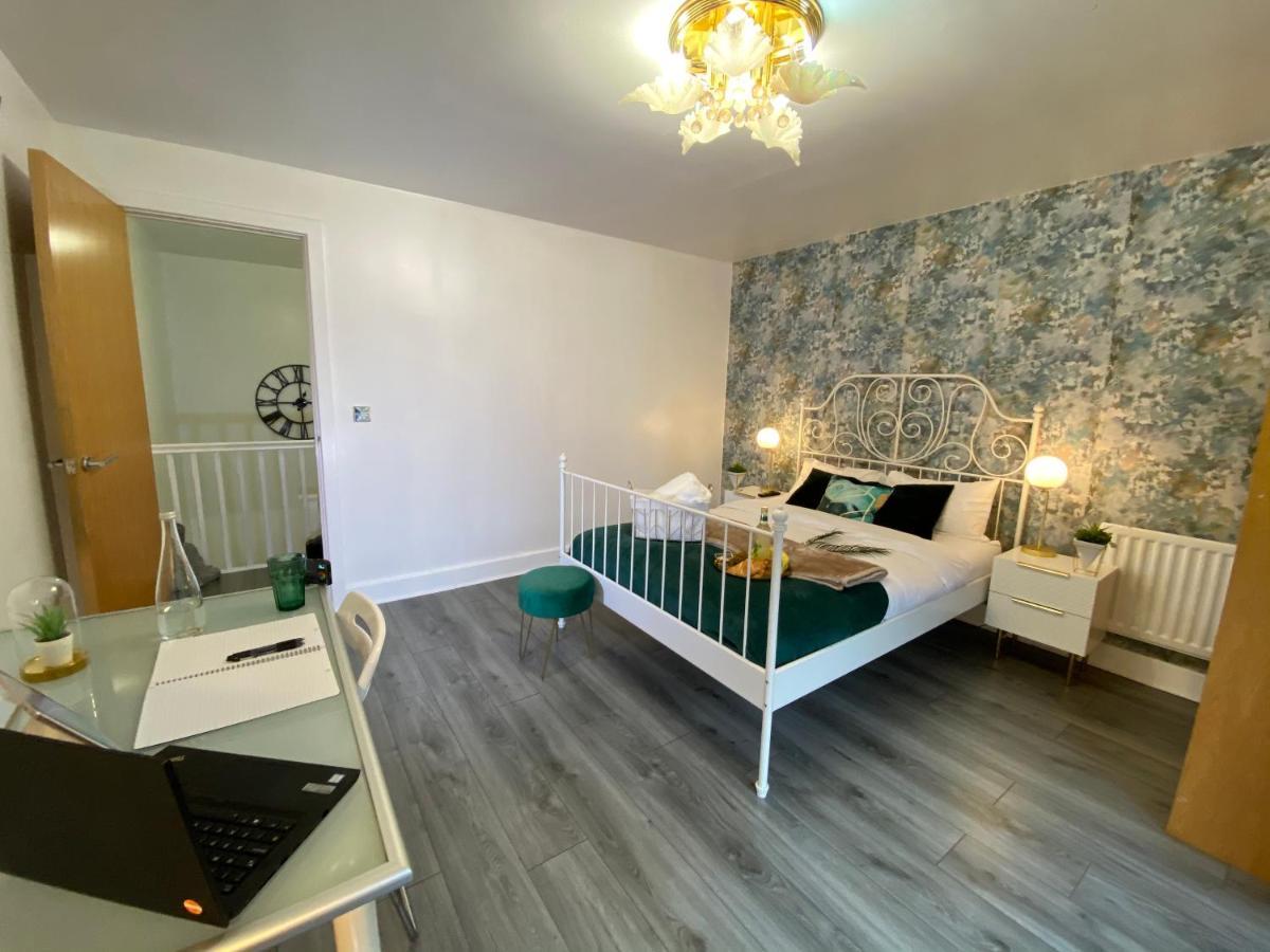 Luxe Place - Netflix & Workspace For 6 Birmingham Luaran gambar
