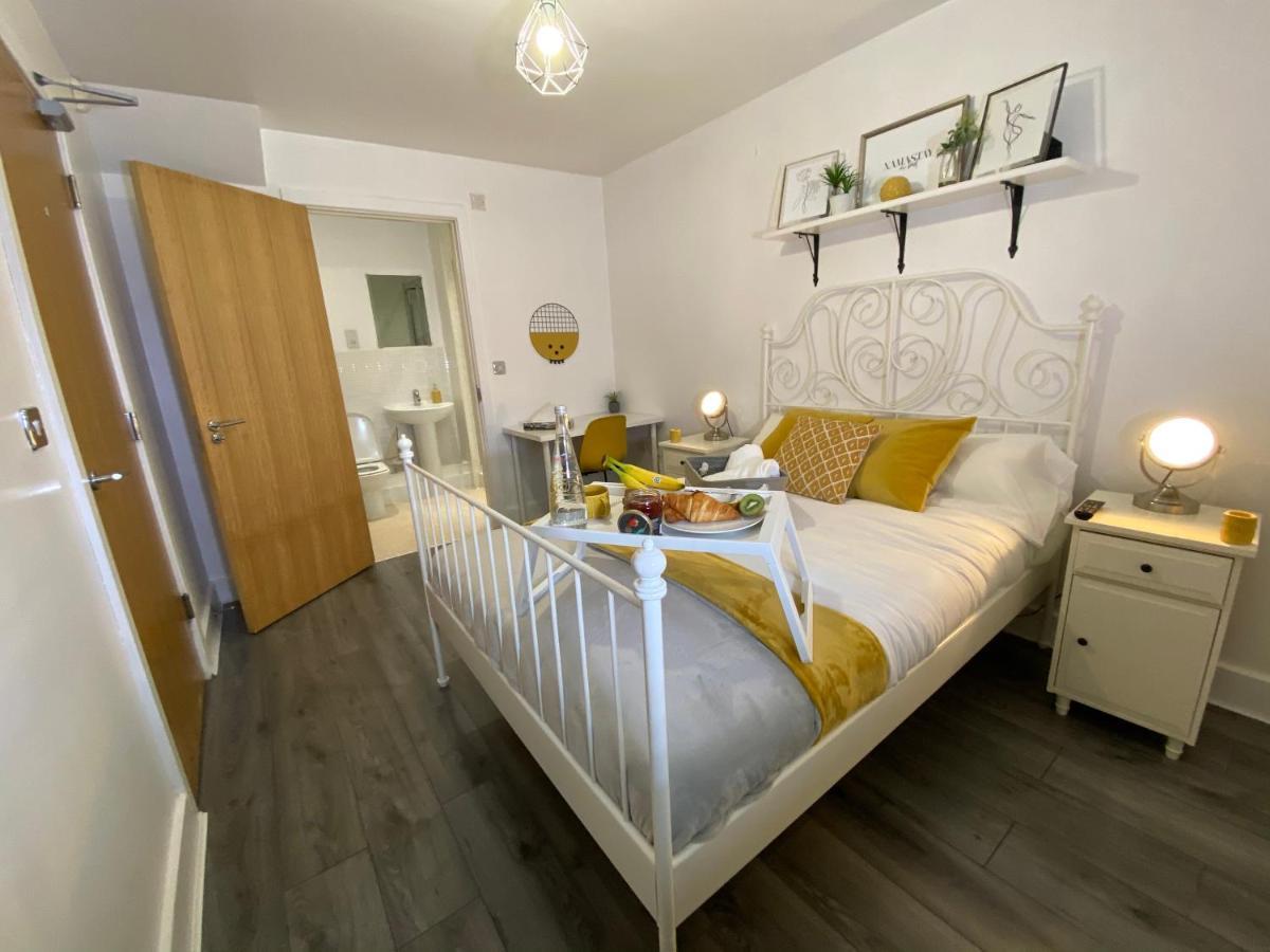 Luxe Place - Netflix & Workspace For 6 Birmingham Luaran gambar