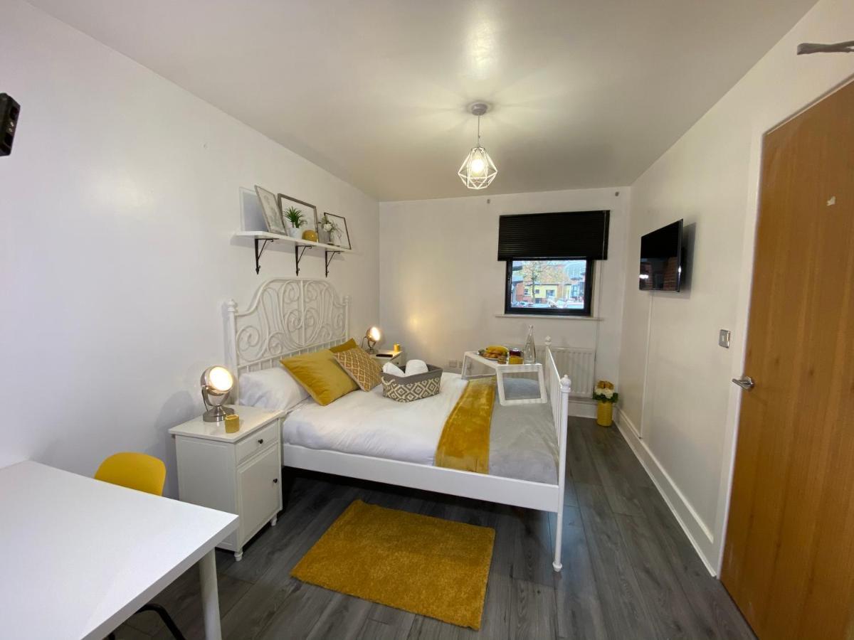Luxe Place - Netflix & Workspace For 6 Birmingham Luaran gambar